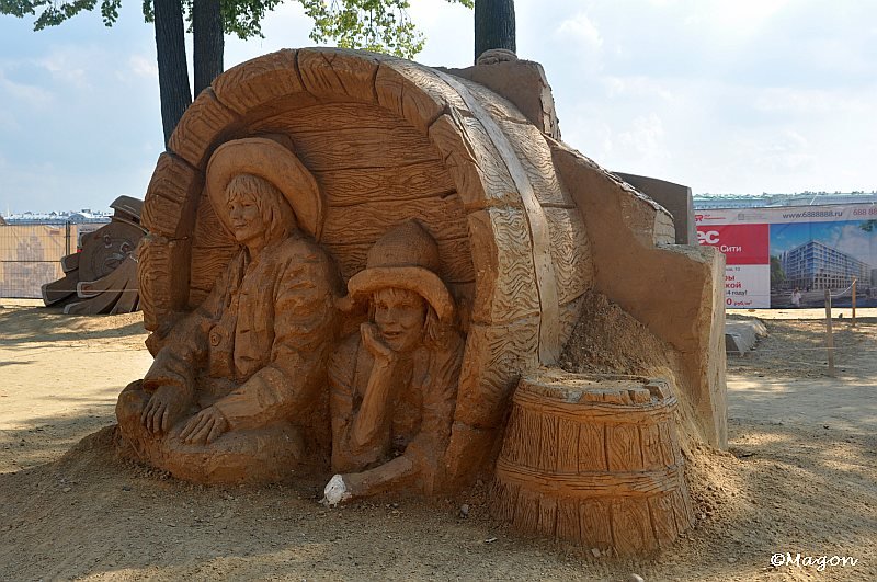 Sand Festival в России: скульптура из песка с бочками и фигурами